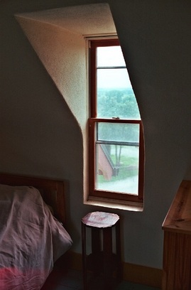 斜め天井,天窓,上げ下げ窓,壁面,抉る,雰囲気